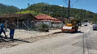 Trecho da rua David Hort recebe melhoria no asfalto  - 3