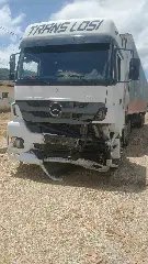 Colisão entre carro e caminhão deixa vítimas presa nas ferragens - 1