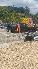 Colisão entre carro e caminhão deixa vítimas presa nas ferragens - 2