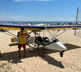 (VÍDEO) Aeronave ultraleve cai e duas pessoas são resgatadas em praia - 1