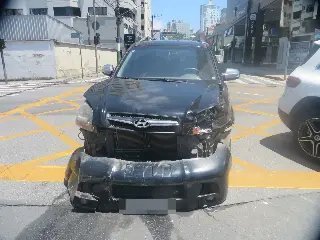 Colisão entre dois carros é registrada no Centro de Brusque - 9