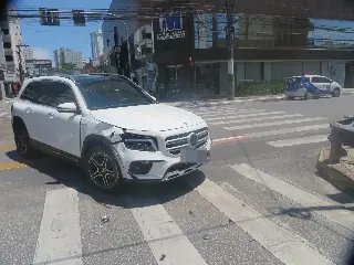 Colisão entre dois carros é registrada no Centro de Brusque - 1