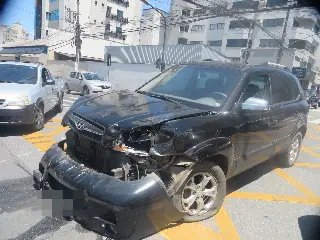 Colisão entre dois carros é registrada no Centro de Brusque - 7