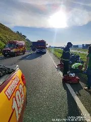 Motociclista fica ferido em acidente com van e caminhão - 1