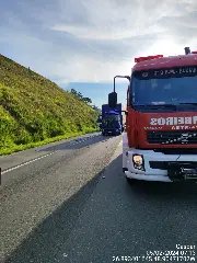 Motociclista fica ferido em acidente com van e caminhão - 3
