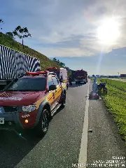Motociclista fica ferido em acidente com van e caminhão - 2