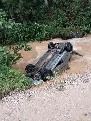 Carro sai da pista e despenca em ribeirão em Brusque  - 1