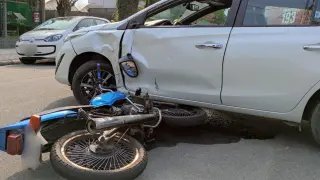Colisão entre carro e moto deixa um ferido no Maluche  - 3