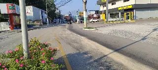 Caminhão derrama óleo e deixa pista perigosa - 5