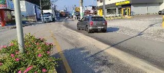 Caminhão derrama óleo e deixa pista perigosa - 2