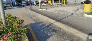 Caminhão derrama óleo e deixa pista perigosa - 4