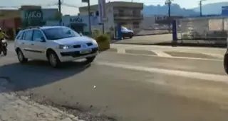 Caminhão derrama óleo e deixa pista perigosa - 1