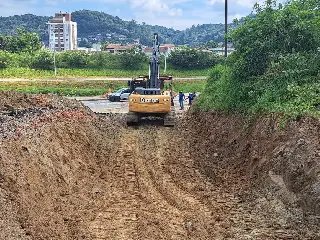 Obras da Victor Meirelles prosseguem com escavação na rua Pomerode - 3