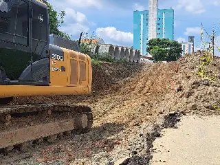 Obras da Victor Meirelles prosseguem com escavação na rua Pomerode - 4