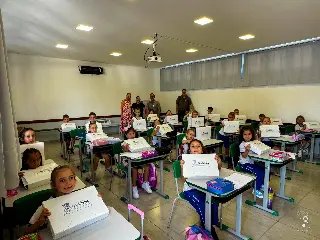 Prefeitura distribui novos kits de materiais escolares - 1