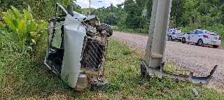 (URGENTE) Carro tomba depois de bater contra poste em Guabiruba - 9