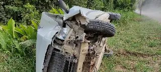 (URGENTE) Carro tomba depois de bater contra poste em Guabiruba - 6