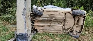 (URGENTE) Carro tomba depois de bater contra poste em Guabiruba - 4