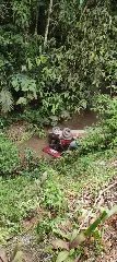 Carro sai da pista e despenca em ribeirão em Botuverá  - 2