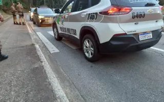 Jovem é preso com carro roubado no Centro de Brusque - 2