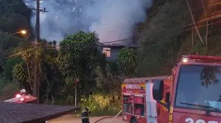 Incêndio destrói casa totalmente em Blumenau - 1