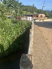 (VIDEO) Motociclista colide em mureta de ponte e cai em ribeirão - 2