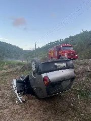 Carro capota, despenca em ribanceira e quase cai em rio - 1