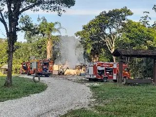 Bombeiros são acionados para apagar incêndio em Guabiruba  - 3