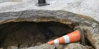 URGENTE - Buraco se abre no início da Primeiro de Maio - 1