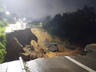 Cratera se abre na pista e ‘’engole’’ carro na rodovia  - 2