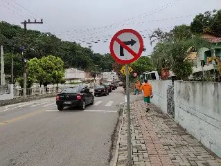 Mudança feita e não sinalizada provoca 'caos' no trânsito - 1