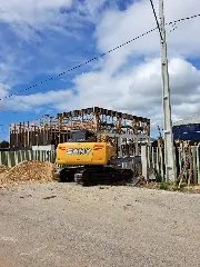 Trabalhador sofre ferimentos ao ser atingido e prensado por placa de ferro - 1