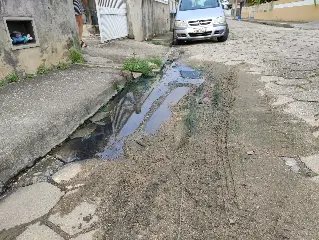Esgoto a céu aberto incomoda moradores no Santa Terezinha - 2