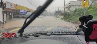 (VÍDEO) Chuva causa transtornos em vários bairros de Brusque - 5