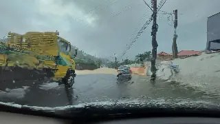 (VÍDEO) Chuva causa transtornos em vários bairros de Brusque - 2