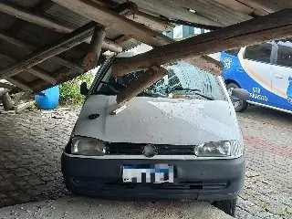 Carro bate contra estrutura de estabelecimento comercial - 1