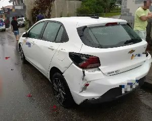Carro bate contra estrutura de estabelecimento comercial - 4
