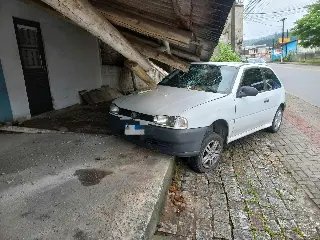 Carro bate contra estrutura de estabelecimento comercial - 2