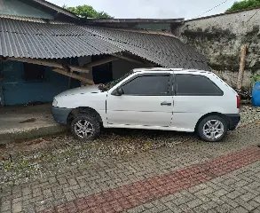 Carro bate contra estrutura de estabelecimento comercial - 3