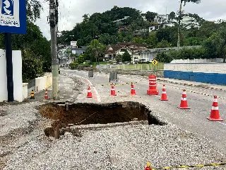 Erosão na 1º de Maio aumenta após as chuvas - 4