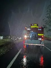Saída de pista seguida de capotamento deixa quatro feridos - 1