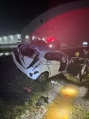 Saída de pista seguida de capotamento deixa quatro feridos - 3
