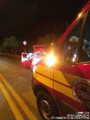 Carro perde controle e colide contra meio-fio em Guabiruba - 1