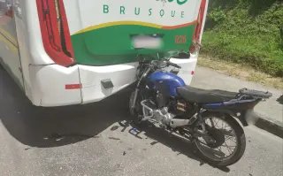 Motociclista acerta traseira de ônibus e fica gravemente ferido - 9