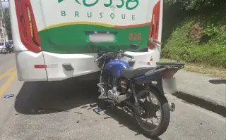 Motociclista acerta traseira de ônibus e fica gravemente ferido - 7