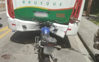 Motociclista acerta traseira de ônibus e fica gravemente ferido - 8