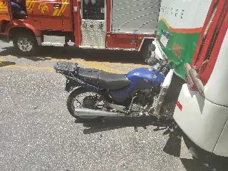 Motociclista acerta traseira de ônibus e fica gravemente ferido - 1