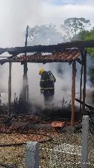 Casa de madeira é totalmente destruída por incêndio em Guabiruba  - 2