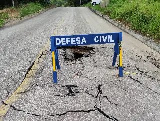 Rua está 'desmoronando'  e preocupando moradores  - 1