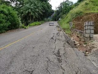 Rua está 'desmoronando'  e preocupando moradores  - 3